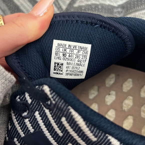 Men’s adidas shoe - 10 1/2 - Picture 2 of 2